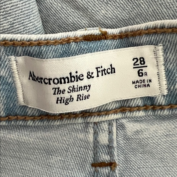 ABERCROMBIE Women’s The Skinny High Rise Jeans Size 28 Light Wash Vent Hem - Picture 15 of 16